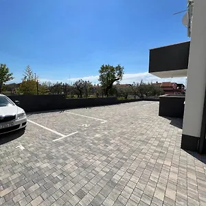Sunrise With Private Parking Apartment
