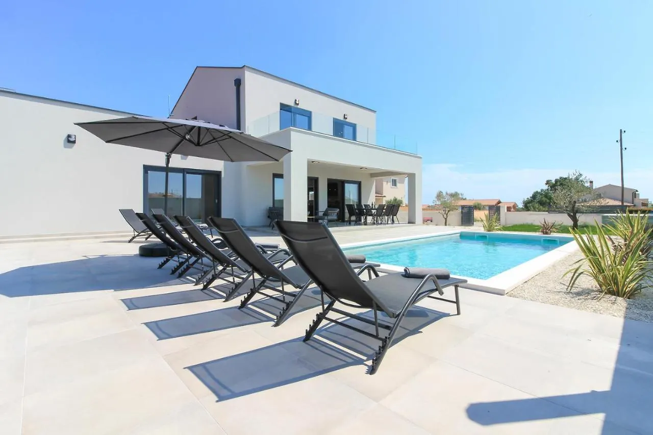 Modern Villa With Private Pool In Pula